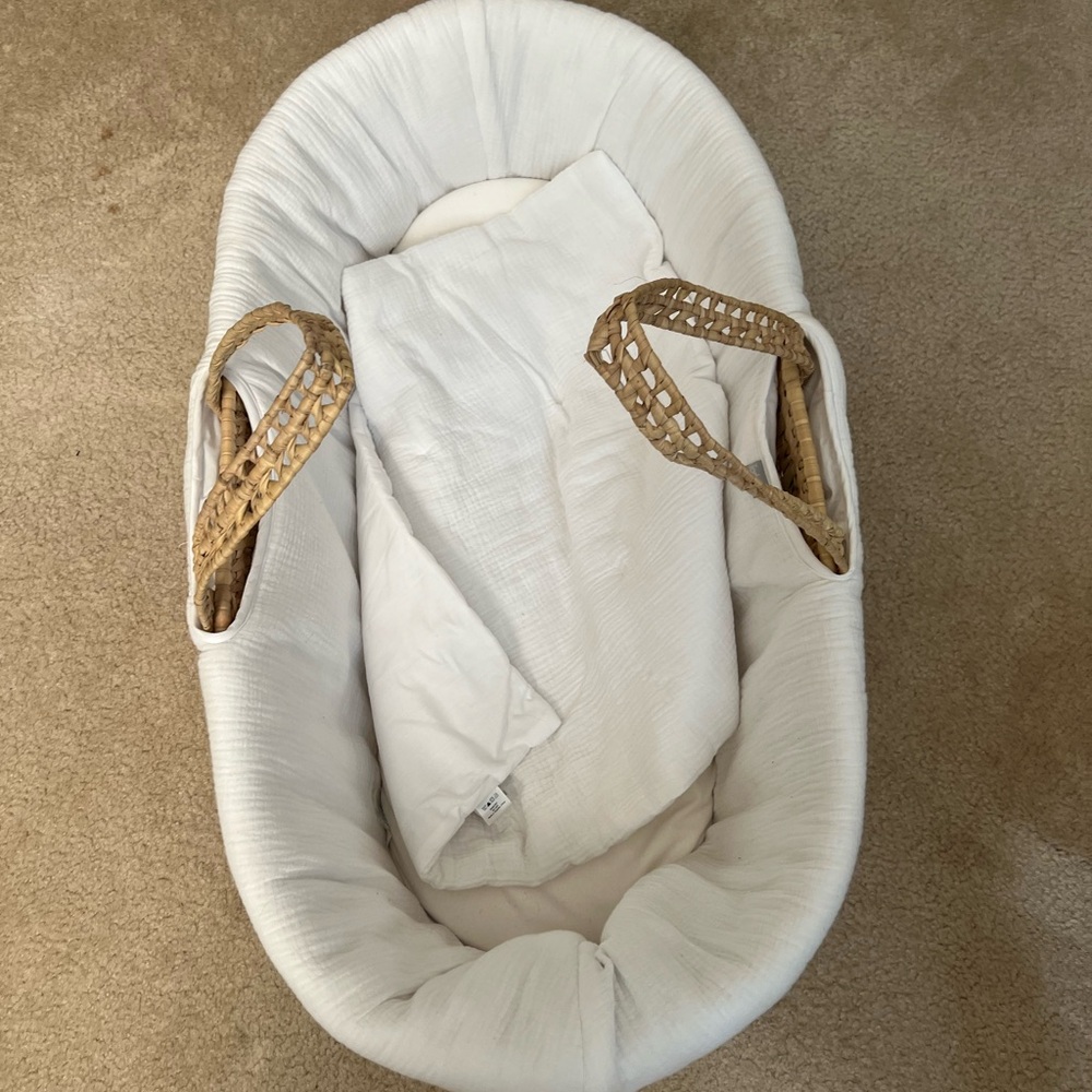 Woven bassinet, only used to take newborn photos, excellent condition.